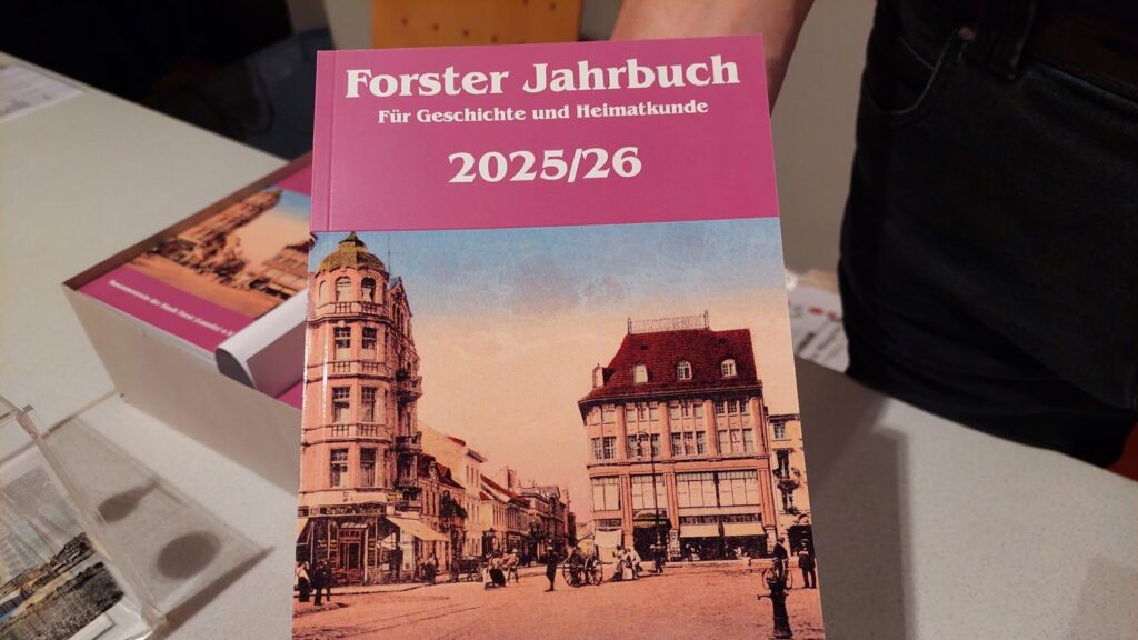Frisch geblättert: Forster Jahrbuch 2025/2026 feierlich vorgestellt