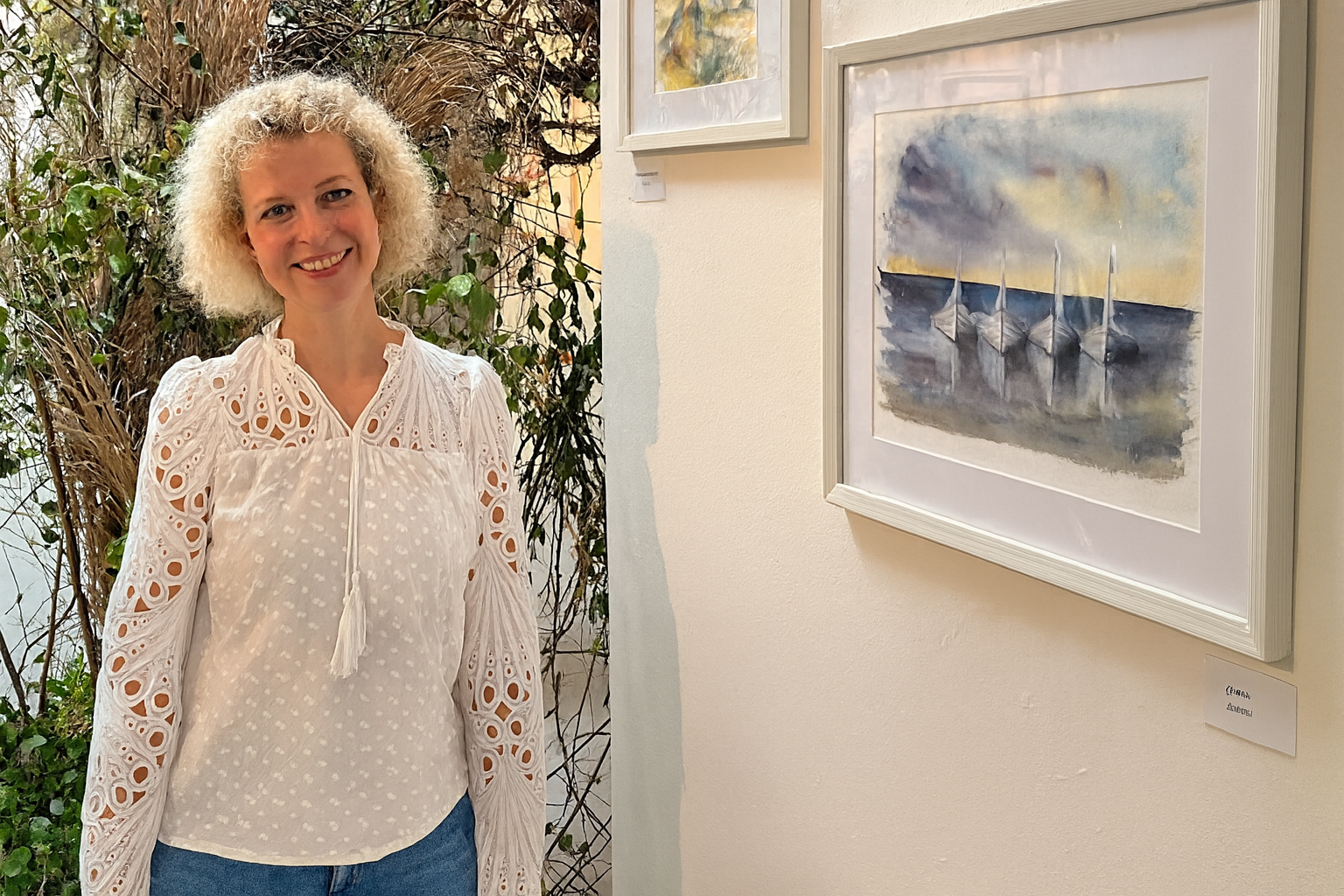 Anja Roscher im Ostdeutschen Rosengarten vor ihren eigenen Ölgemälden Kunstzeichnungen Bildern in einer Galerie in Forst Lausitz