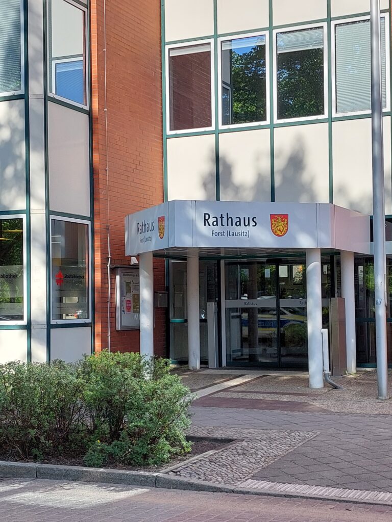 Eingang Rathaus Forst Lausitz an einem sonnigem Tag