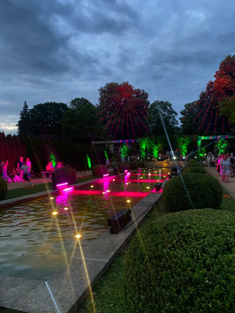 Rostengarten Forst beim Rostenfest 2025 mit nächtlicher Partybeleuchtung