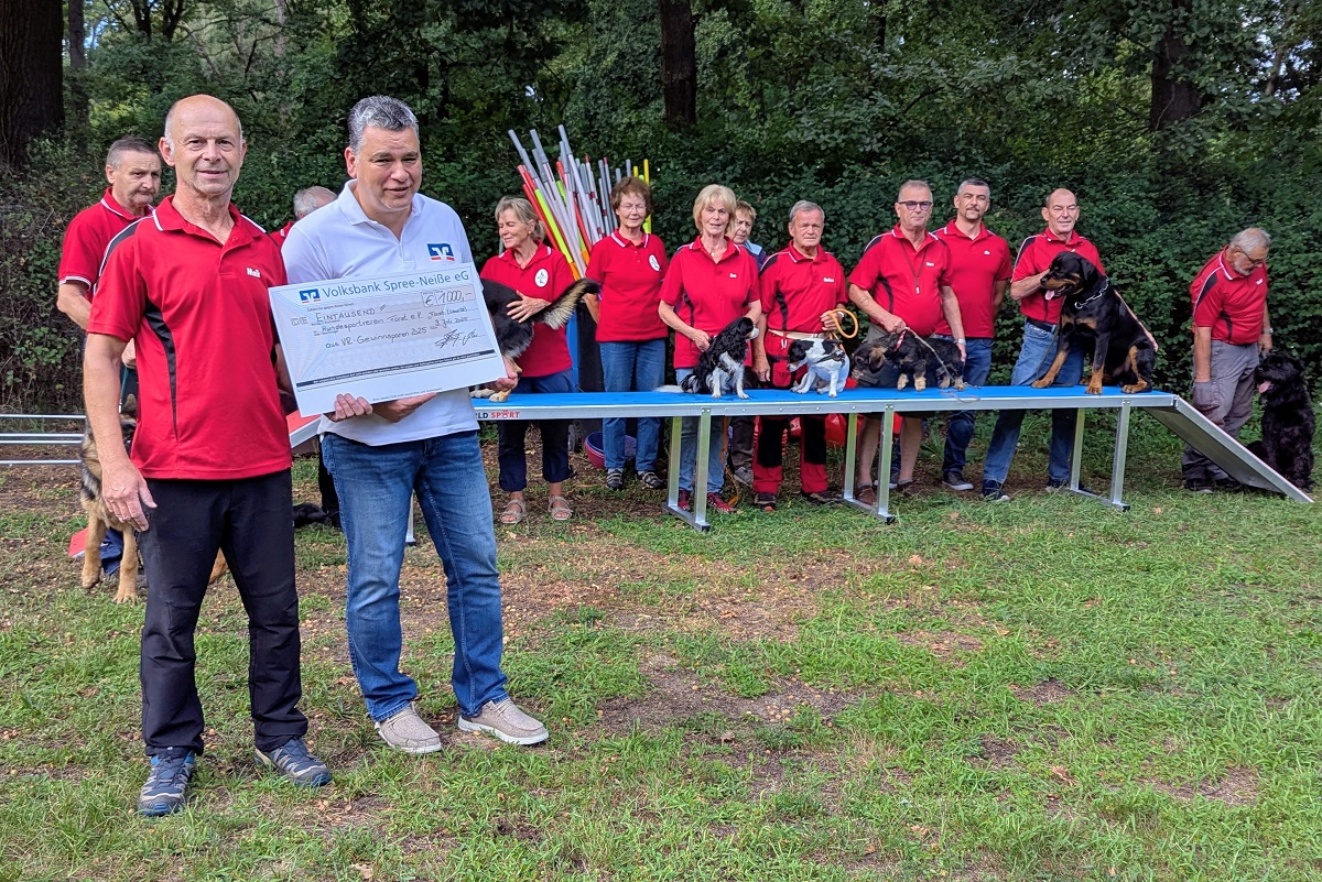 Forster Hundesportverein freut sich über finanzielle Zuwendung der VR Bank Lausitz