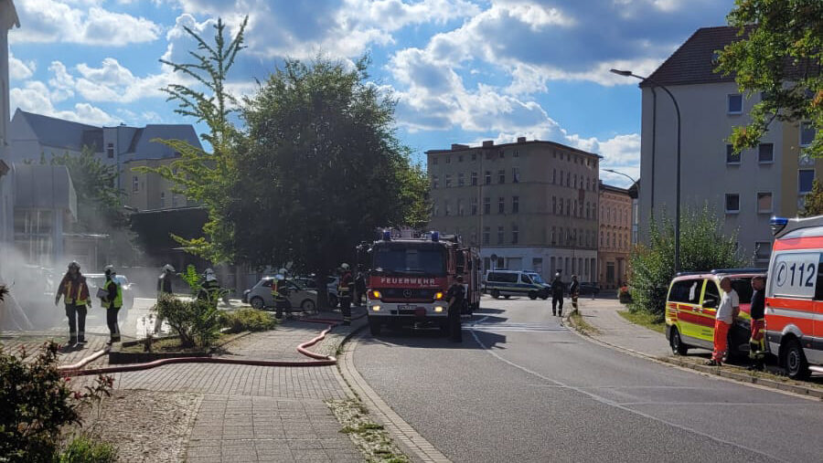 Rauchschwaden in der Amtstraße 26 in Forst Lausitz Feuerwehrauto mit Rettungswagen Brand