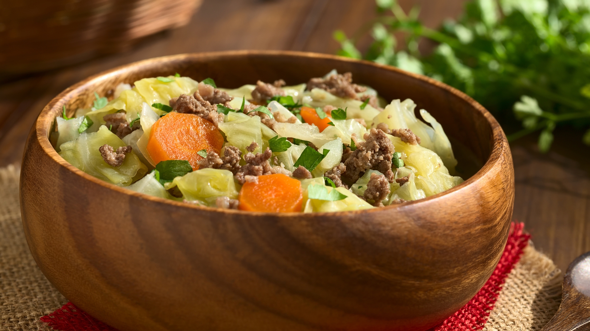 Rezept der Woche: Weißkohleintopf mit Kartoffeln und Hackfleisch (vegan: Sojahack)