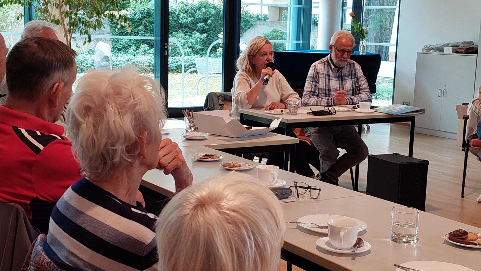 Bürgermeisterin Taubenek besucht Seniorenrunde im Kompetenzzentrum
