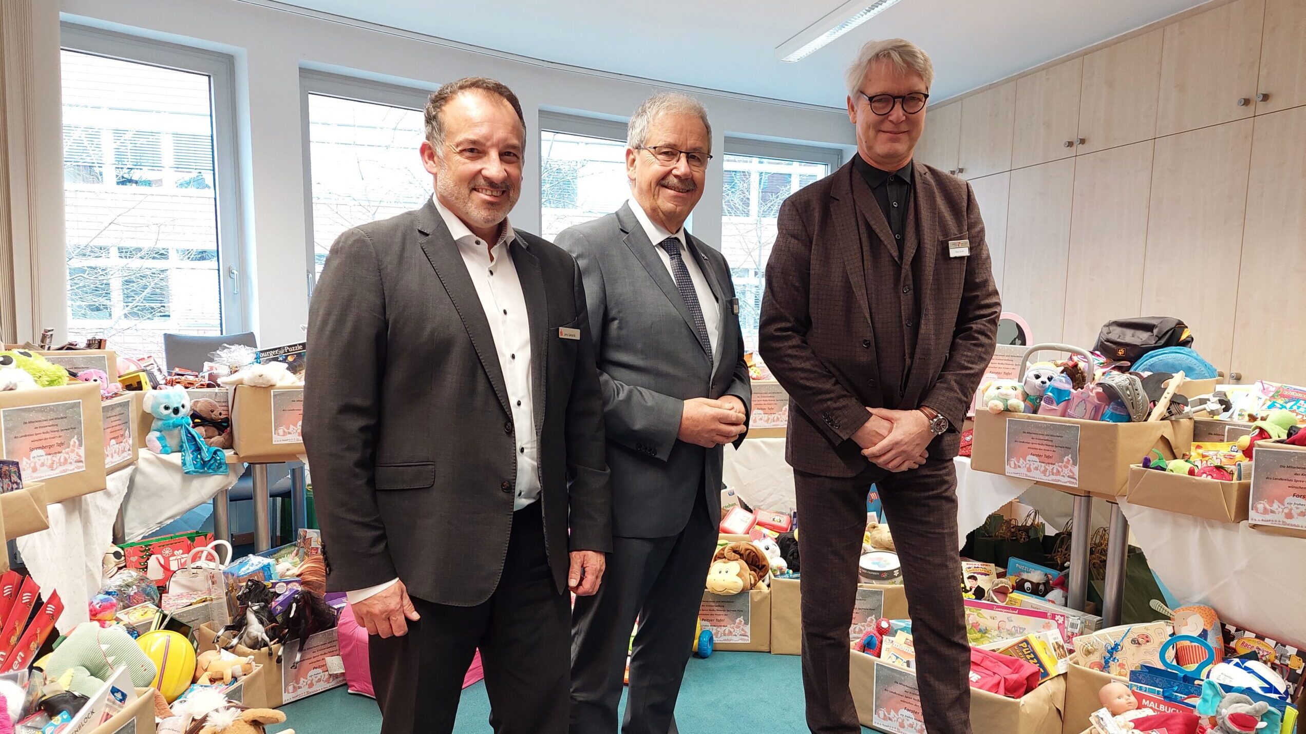 Wenn 60 Geschenkboxen Hoffnung schenken: Kreis Spree-Neiße macht Weihnachten heller