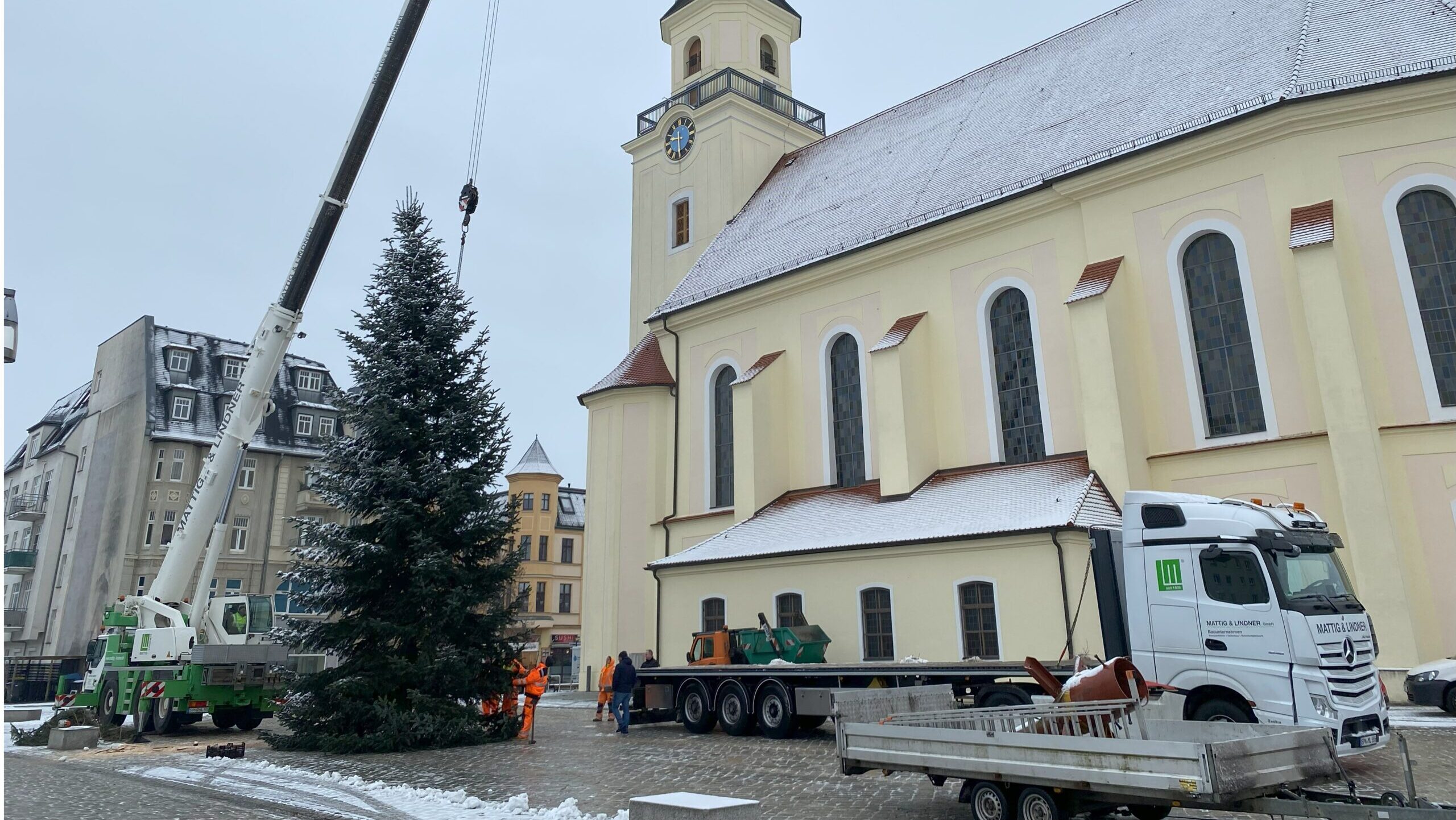 Weihnachtsstimmung wächst: 15-Meter-Tanne ziert wieder den Forster Marktplatz