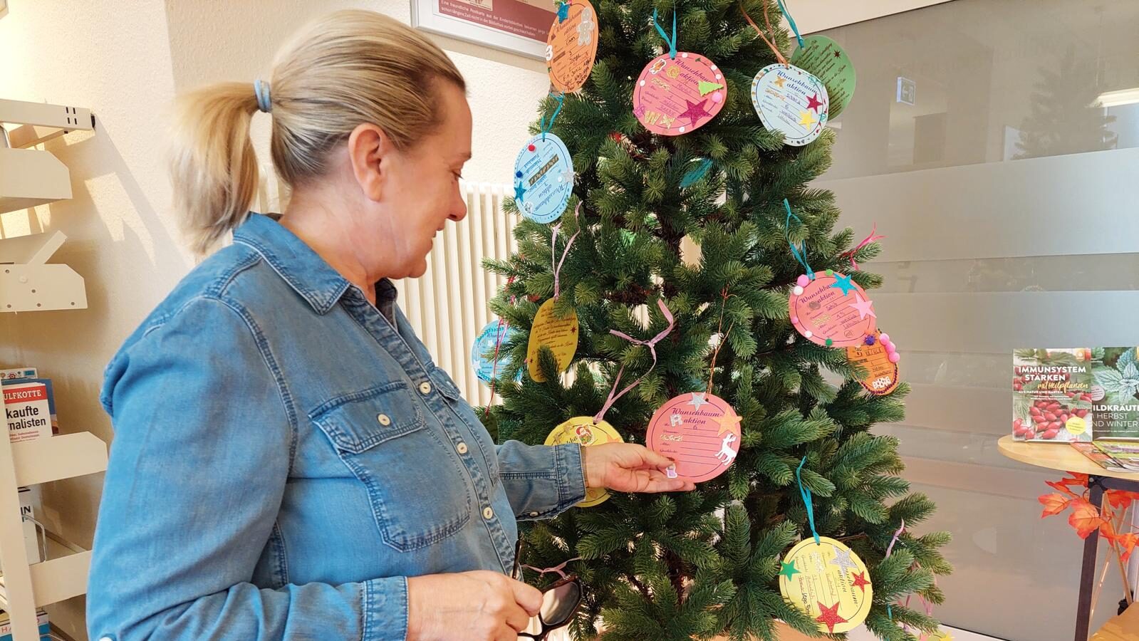 Wunschbaumaktion in Forst gestartet: Kleine Geschenke, große Wirkung