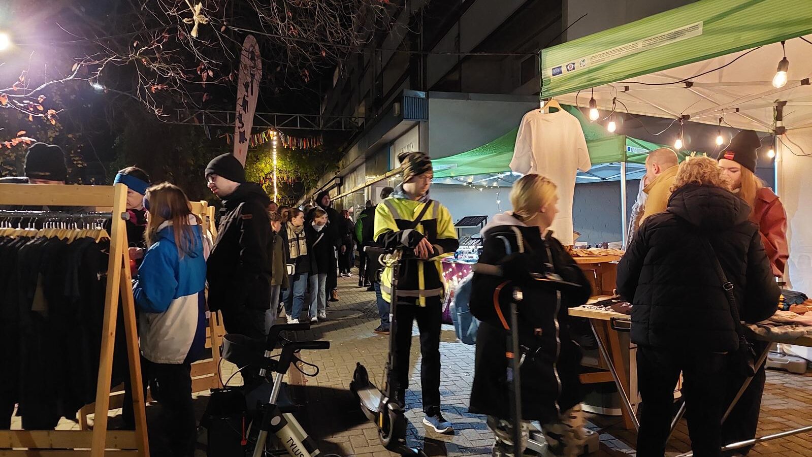 Mitternachtsshopping in Forst begeistert mit Licht, Musik und Gemeinschaft