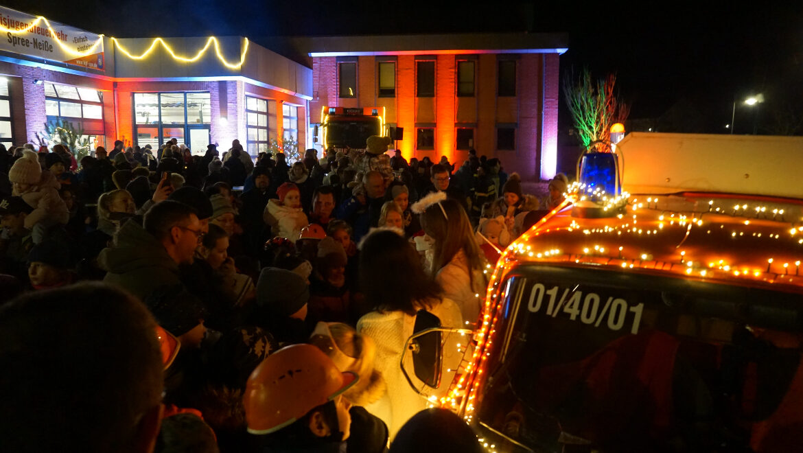 Feuer & Freude: 4. Adventsleuchten der Feuerwehr Forst bringt die Stadt zum Strahlen