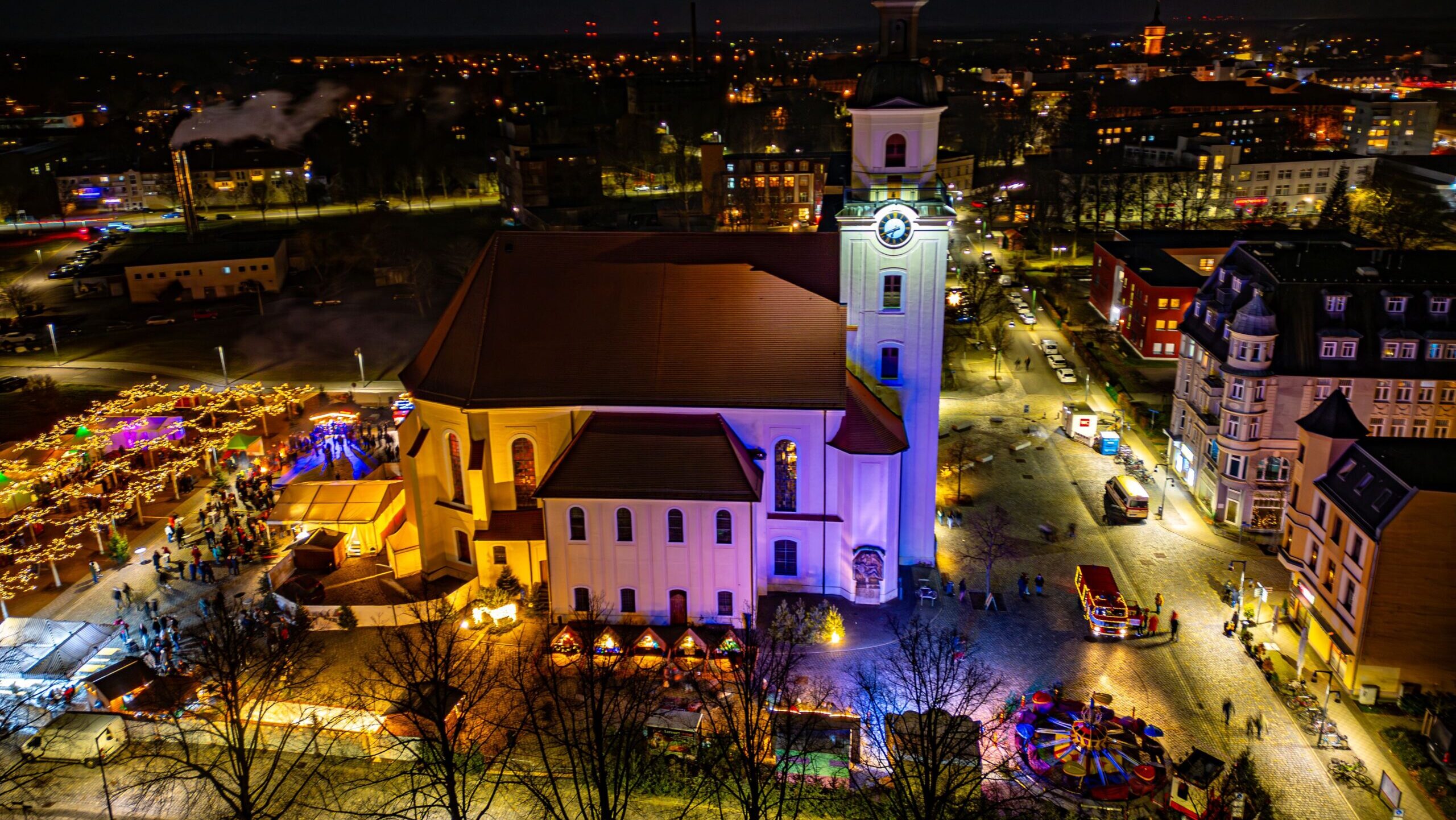 Forster Weihnachtsmarkt 2025: Musik, Märchen & Eisstock-Action an der Stadtkirche