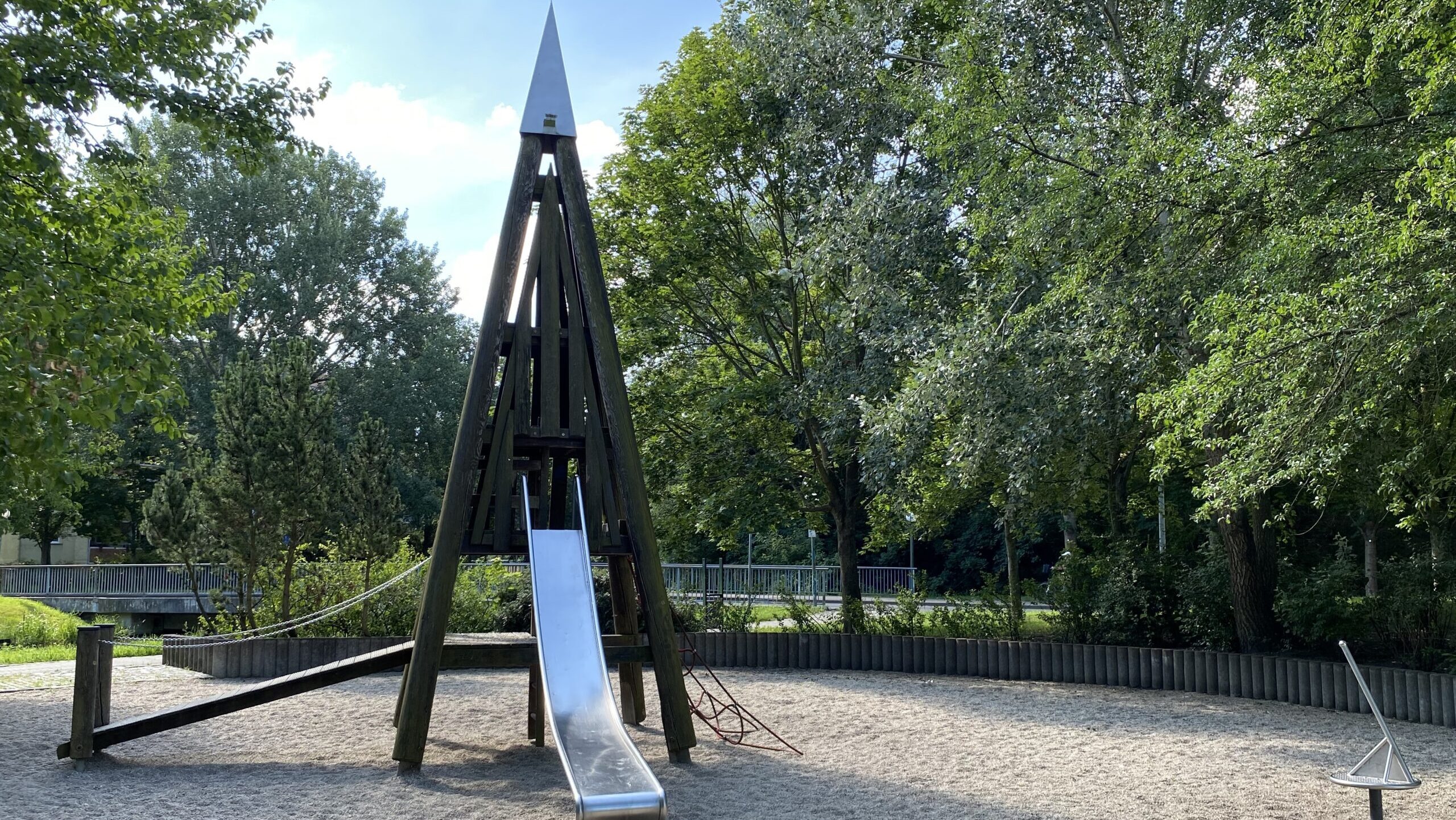 Raketenspielplatz: Kletterrakete wird abgebaut