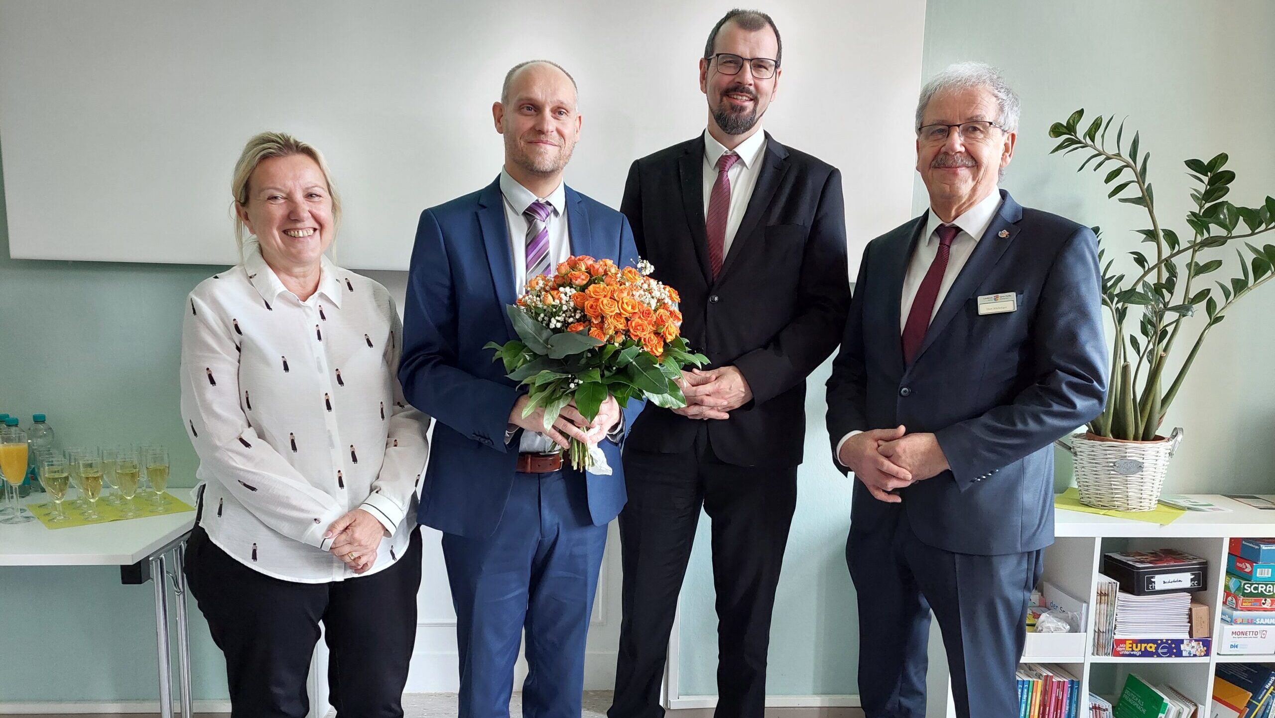 444.000 Euro für Grundbildung: Minister übergibt Förderbescheid