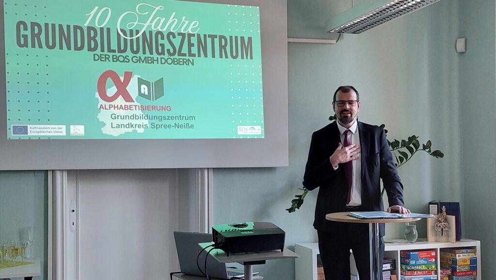 444.000 Euro für Grundbildung: Minister übergibt Förderbescheid